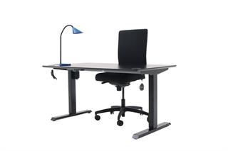 Kontorsæt med bordplade i sort, stelfarve i sort, blå bordlampe og sort kontorstol